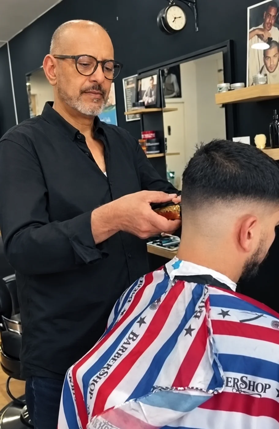 Abdul trabajando en un corte; fotografía restaurada digitalmente