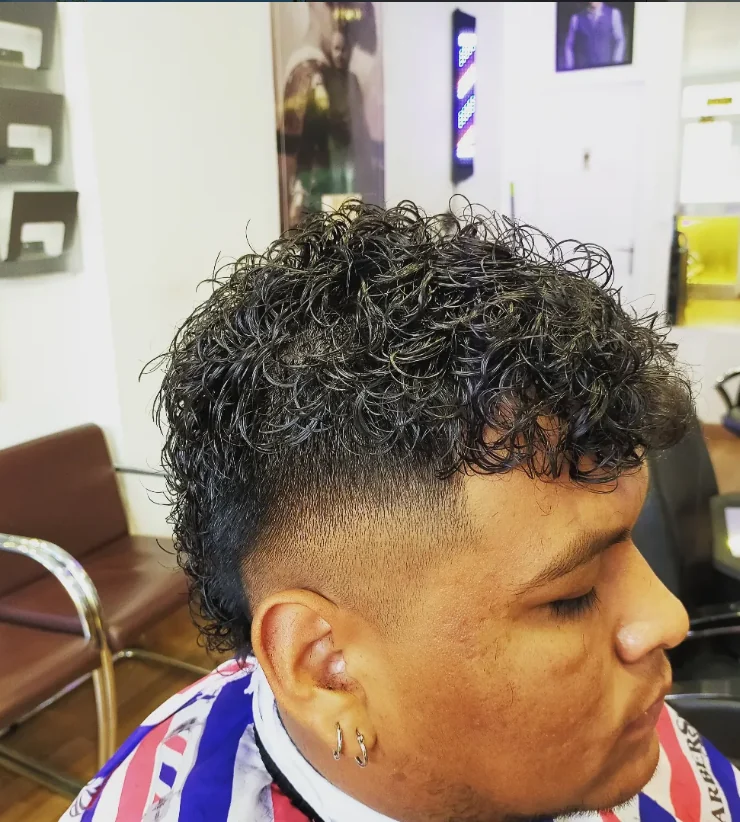 Corte de pelo rizado y degradado lateral