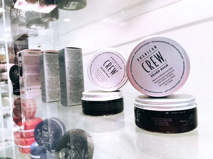 Productos de cuidado capilar y barba en la barbería